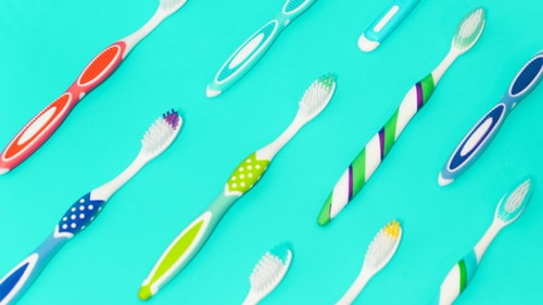 What month mo inumpisahang i-toothbrush si baby?