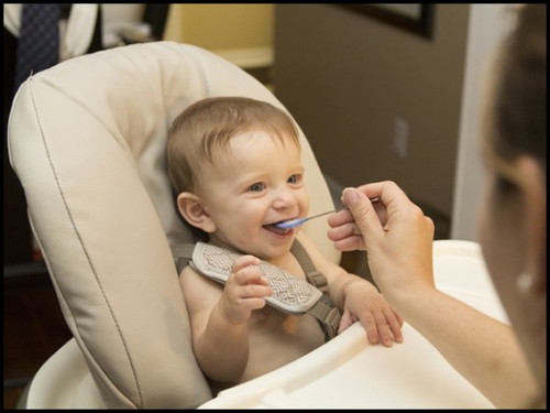 What age can children eat food with seasonings?