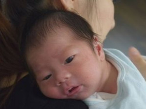 Does your child spit up a lot?
Read more about: <a href='https://sg.theasianparent.com/baby-burping-tricks' target='_blank' >https://sg.theasianparent.com/baby-burping-tricks</a>