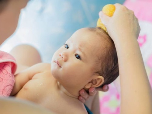 Should a newborn bathe daily?