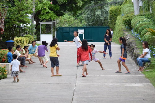 Ituturo mo ba ang traditional Filipino games sa anak mo?