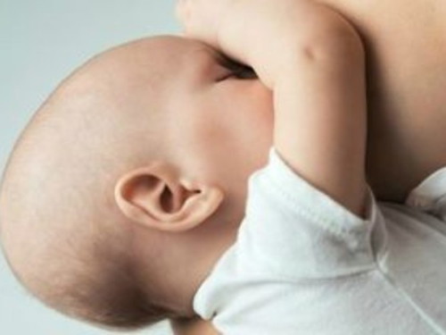 Is it normal for newborn to fall asleep while breastfeeding?