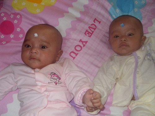 Adakah dengan meletakkan kertas di atas bayi yang tersedu dapat menghentikannya?
