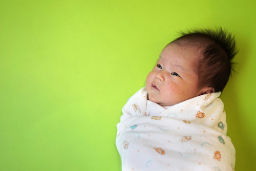 Adakah bayi yang baru lahir perlu dibedung sepanjang masa?