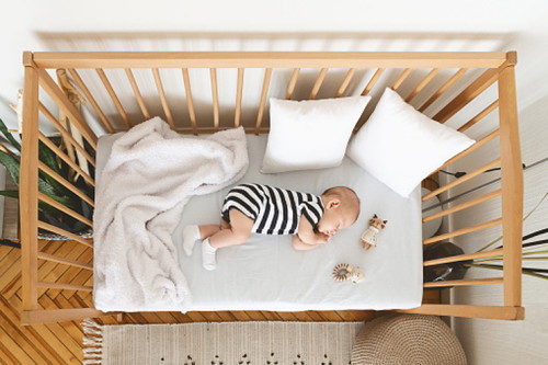 Saan gawa ang crib ni baby? Kahoy o Plastic?