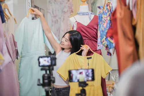 Na-try mo na bang bumili sa Live Selling?