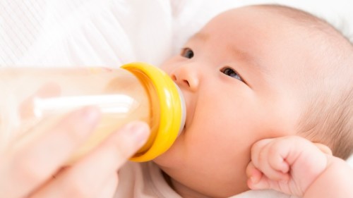 Paggamit ng feeding bottle sa baby
