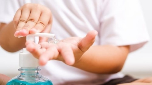 Gumagamit ba ng hand sanitizer ang anak mo?