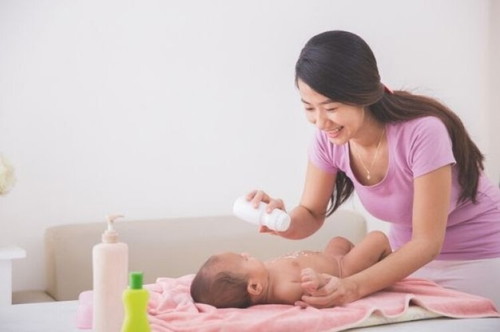 Cek <a href='https://id.theasianparent.com/bedak-bayi-anti-alergi' target='_blank' >https://id.theasianparent.com/bedak-bayi-anti-alergi</a> pilihan beda anti alergi terbaik untuk si kecil.