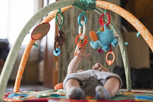 Mainan gantung bayi: <a href='https://my.theasianparent.com/mainan-gantung' target='_blank' >https://my.theasianparent.com/mainan-gantung</a>