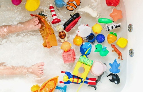 Belikan mainan mandi untuknya di sini: <a href='https://my.theasianparent.com/mainan-bayi-di-bilik-air' target='_blank' >https://my.theasianparent.com/mainan-bayi-di-bilik-air</a>