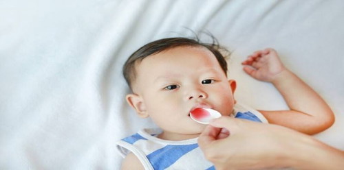 Berikut berbagai pilihan obat pilek untuk si kecil. Cek <a href='https://id.theasianparent.com/merk-obat-pilek-anak' target='_blank' >https://id.theasianparent.com/merk-obat-pilek-anak</a>