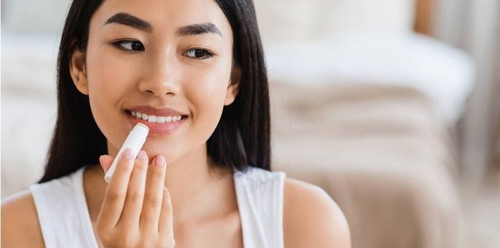 Cek untuk solusi bibir kering dan pecah-pecah di <a href='https://id.theasianparent.com/lip-balm-pilihan-untuk-dewasa' target='_blank' >https://id.theasianparent.com/lip-balm-pilihan-untuk-dewasa</a>