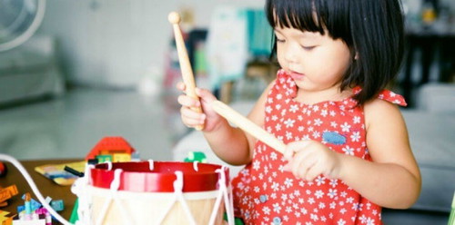Pilihan mainan edukasi untuk asah kecerdasan si kecil, cek <a href='https://id.theasianparent.com/mainan-edukatif-balita' target='_blank' >https://id.theasianparent.com/mainan-edukatif-balita</a>