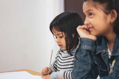 Yuk berikan meja belajar untuk si kecil agar ia lebih semangat belajar,cek <a href='https://id.theasianparent.com/meja-belajar-anak' target='_blank' >https://id.theasianparent.com/meja-belajar-anak</a>