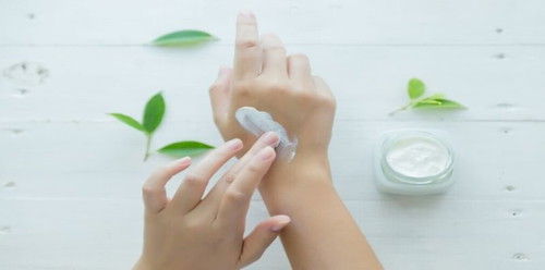 Jaga kelembapan kulitmu dengan hand and body lotion pilihan berikut <a href='https://id.theasianparent.com/handbody-untuk-kulit-kering' target='_blank' >https://id.theasianparent.com/handbody-untuk-kulit-kering</a>