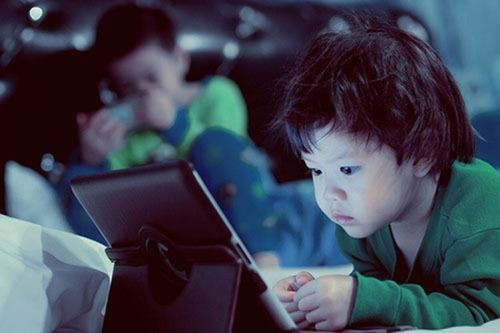 การติดเกมนั้นทำให้สูญเสียการใช้ชีวิตประจำวัน เสียการเรียน เสียงาน ไม่กินไม่นอนกระทบสุขภาพ โดยเฉพาะปัจจุบัน พบว่าเด็ก และวัยรุ่นมีการติดเกมมาก 👉🏻👉🏻 <a href='https://theasianparent.page.link/HwQyTug7eNZrYei96' target='_blank' rel='nofollow'>https://theasianparent.page.link/HwQyTug7eNZrYei96</a>