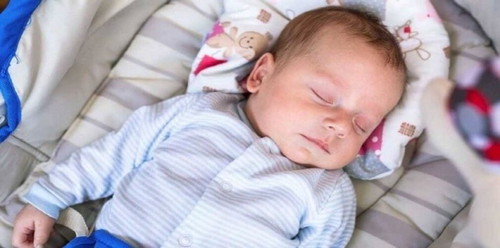Yuk jaga bentuk kepalanya dengan bantal khusus ini, cek produk terbaiknya <a href='https://id.theasianparent.com/bantal-bayi-anti-peyang' target='_blank' >https://id.theasianparent.com/bantal-bayi-anti-peyang</a>