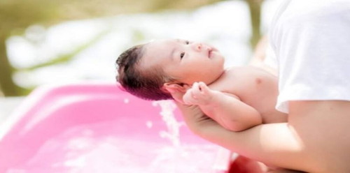 Pilihan bak mandi bayi yang bisa kamu sesuaikan dengan kebutuhan dan budget, cek <a href='https://id.theasianparent.com/bak-mandi-bayi' target='_blank' >https://id.theasianparent.com/bak-mandi-bayi</a>