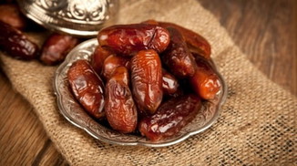 Salah satu sunnahnya berbuka puasa nih mengonsumsi kurma. Cek rekomendasi kami, yuk! <a href='https://id.theasianparent.com/rekomendasi-kurma-terbaik' target='_blank' >https://id.theasianparent.com/rekomendasi-kurma-terbaik</a>