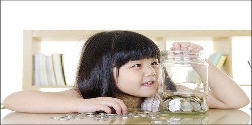 Lebaran identik juga dengan pembagian THR. Jadi momenMmengajarkan keuangan pada anak. Cek rekomendasi tabungan terbaik berikut ini: <a href='https://id.theasianparent.com/tabungan-anak-terbaik' target='_blank' >https://id.theasianparent.com/tabungan-anak-terbaik</a>