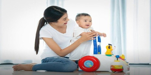 Parents bisa nih menggunakan alat bantu jalan yang aman berikut ini. Dari berbagai merk dan harga, intip review lengkapnya di sini: <a href='https://id.theasianparent.com/alat-bantu-jalan-bayi' target='_blank' >https://id.theasianparent.com/alat-bantu-jalan-bayi</a>