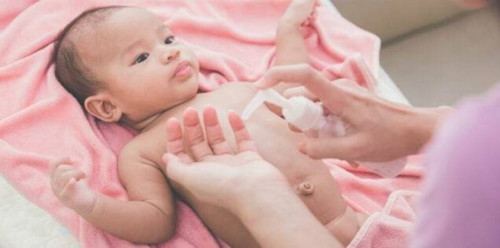 Jaga si kecil dari gigitan nyamuk agar aktivitas dan tidurnya nyaman dengan lotion aman untuk buah hati: <a href='https://id.theasianparent.com/lotion-anti-nyamuk-anak' target='_blank' >https://id.theasianparent.com/lotion-anti-nyamuk-anak</a>