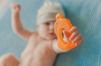 Cek rekomendasi berikut ini: <a href='https://id.theasianparent.com/teether-bayi-yang-bagus' target='_blank' >https://id.theasianparent.com/teether-bayi-yang-bagus</a>