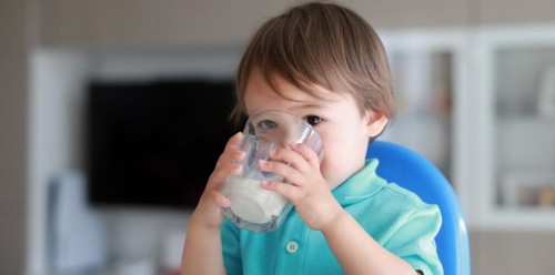 Lengkapi kebutuhan zat gizi si kecil dengan memberikannya susu UHT dengan berbagai varian rasa kesukaannya: <a href='https://id.theasianparent.com/susu-uht-untuk-anak-2-tahun' target='_blank' >https://id.theasianparent.com/susu-uht-untuk-anak-2-tahun</a>
