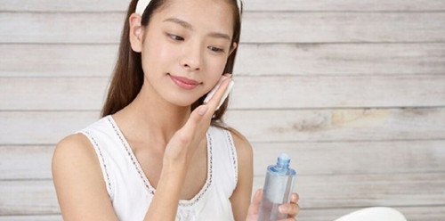 Jaga kulit wajah tetap terhidrasi secara maksimal sebelum menggunakan rangkaian skincare dan make up dengan hydrating toner berikut ini: <a href='https://id.theasianparent.com/hydrating-toner' target='_blank' >https://id.theasianparent.com/hydrating-toner</a>