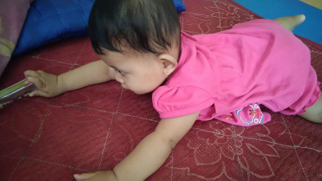 7 bulan 26 hari. Belum bisa merangkak.