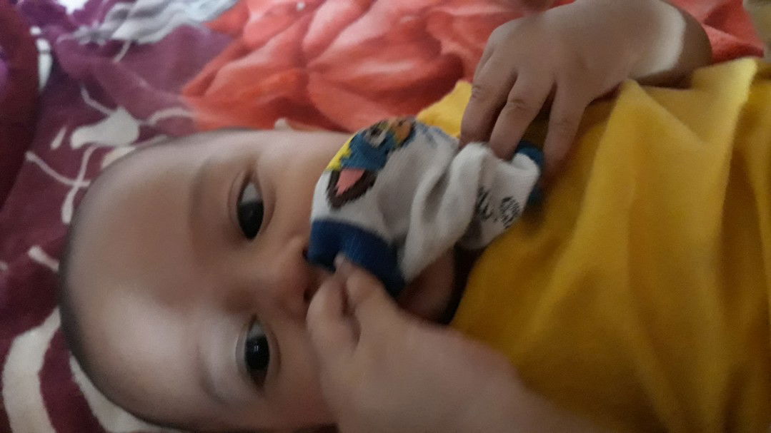 bayi ngemotin kaos kaki