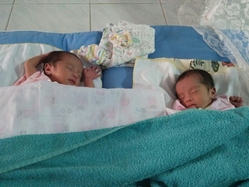 พาน้องแฝดรายงานตัวค่าาา