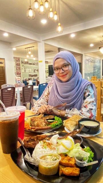 Nik Nor Helwina profile icon