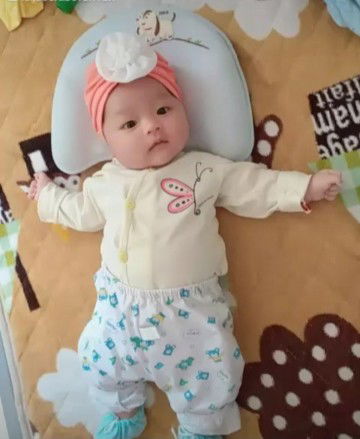 bé nhà mk 1 tháng 9 ngày