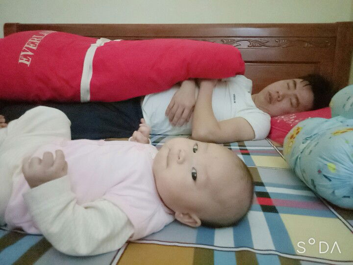 em bé thích bặm chặt môi dưới