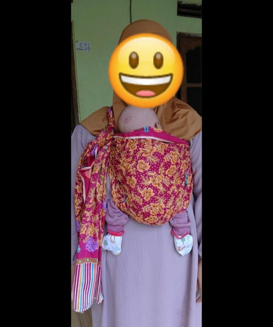 gendong jarik m-shape (?)