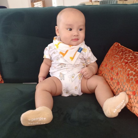 bayi duduk