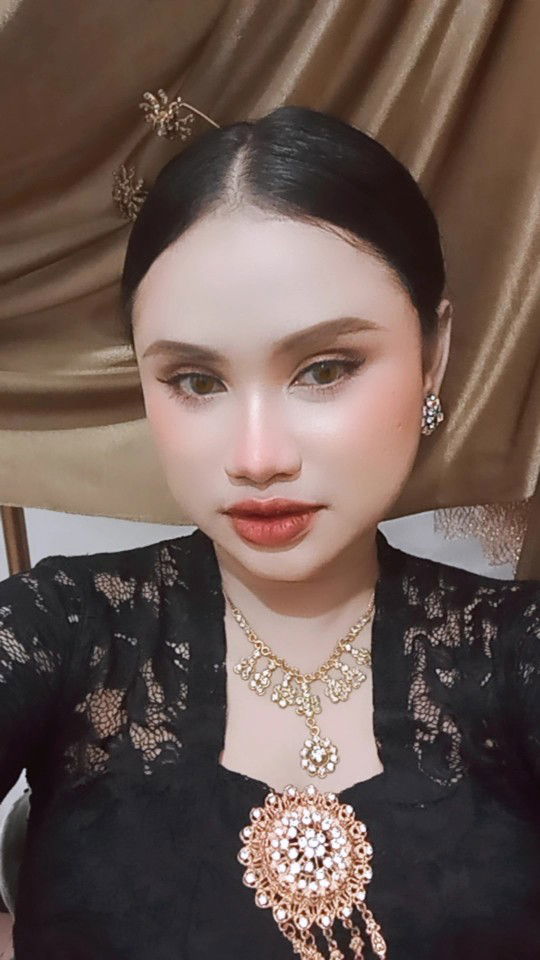 Dewi Trialola profile icon