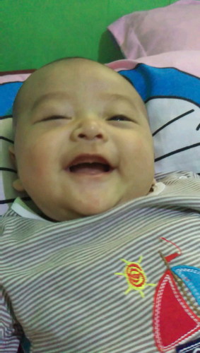 Bayi senyum2 sendiri
