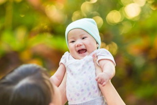 cara mengangkat bayi