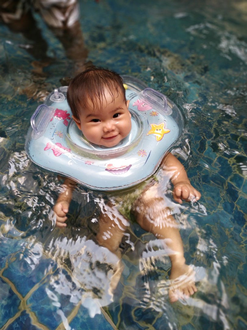 Bayi Renang di Kolam Besar