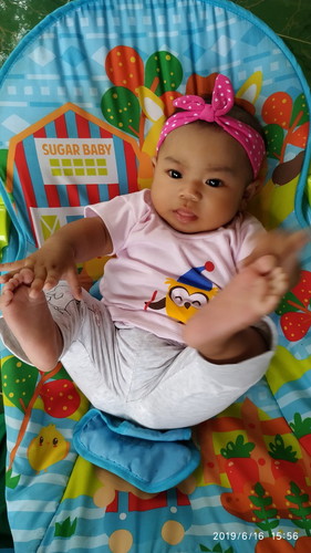 bayi menjulurkan lidah