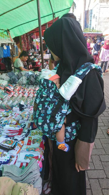 Posisi gendong M-Shape bayi 3 bulan