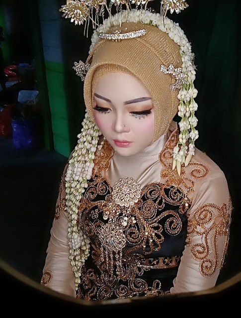 julia puri retno mutia profile icon