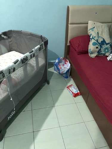 Hi baby sy baru terjatuh dari katil..? dia tidur di katil tadi, sbb sy baru susu kan dia..