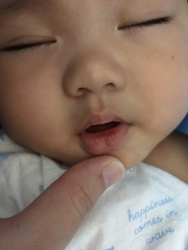 ด้านในริมฝีปากน้องแดงก่ำๆไปทางม่วงค่ะ