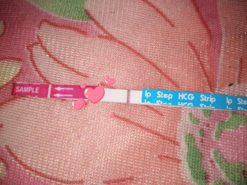 ประจำเดือนขาด1วัน อดใจไม่ไหว แม่ๆลองช่วยกันมองหน่อยนะคะเห็นอีกขีดขึ้นจางๆเหมือนกันไหม