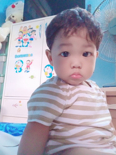 ลูกกำลังขวบ. สังเกตุเห็นตาเอก