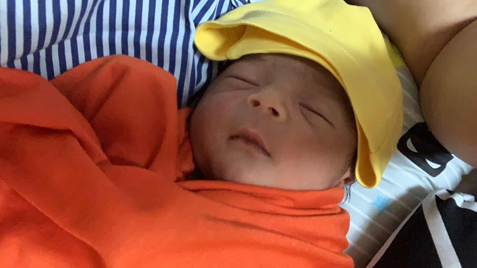 Badan bby Kuning dn susah di bngunin kalo tidur -